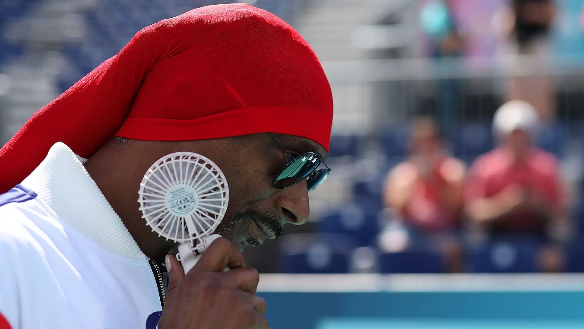 Per alleviare il caldo torrido gira con un ventilatore portatile