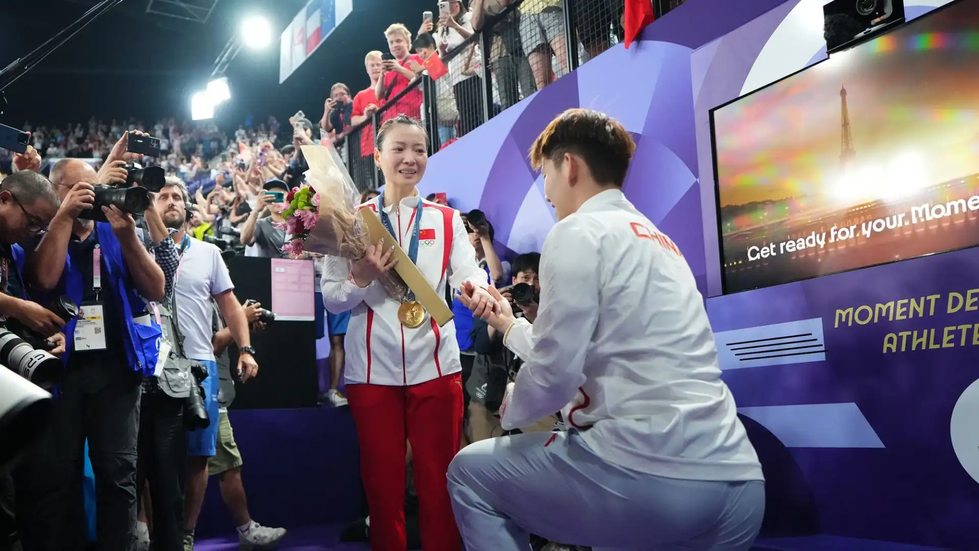 Huang Yaqiong dopo la conquista dell'oro è stata portata in tribuna