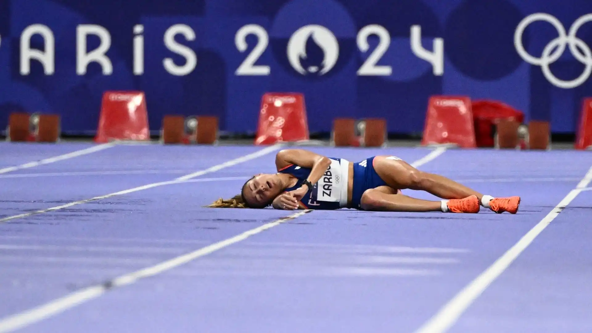 Enorme spavento a Parigi: l'atleta collassa durante la gara. Le immagini