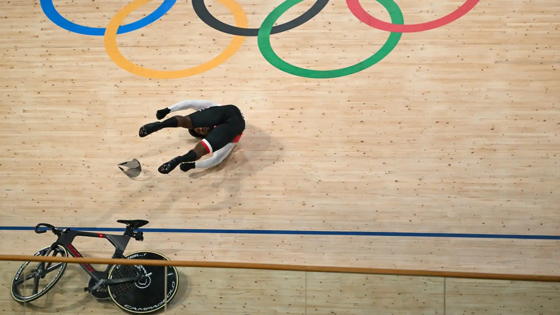 Lo schianto ha fatto calare il silenzio al Velodromo di Saint-Quentin-en-Yvelines