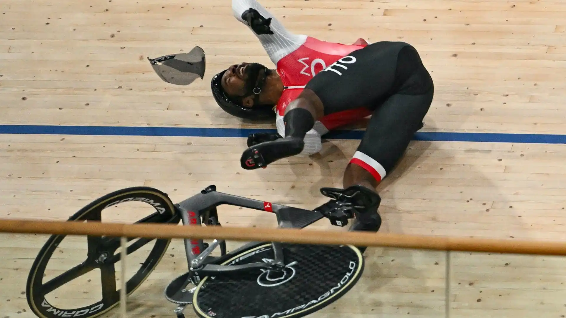 Il campione stava disputando le prove del Keirin maschile quando è caduto