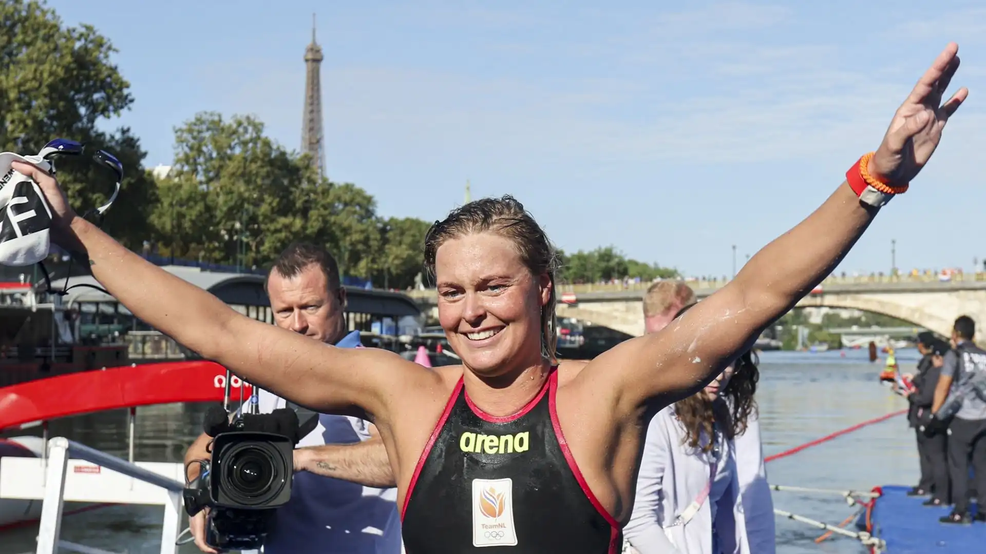 L'atleta trentenne ha vinto il suo secondo oro olimpico nella finale dei 10 km in acque libere, nuotata nella Senna