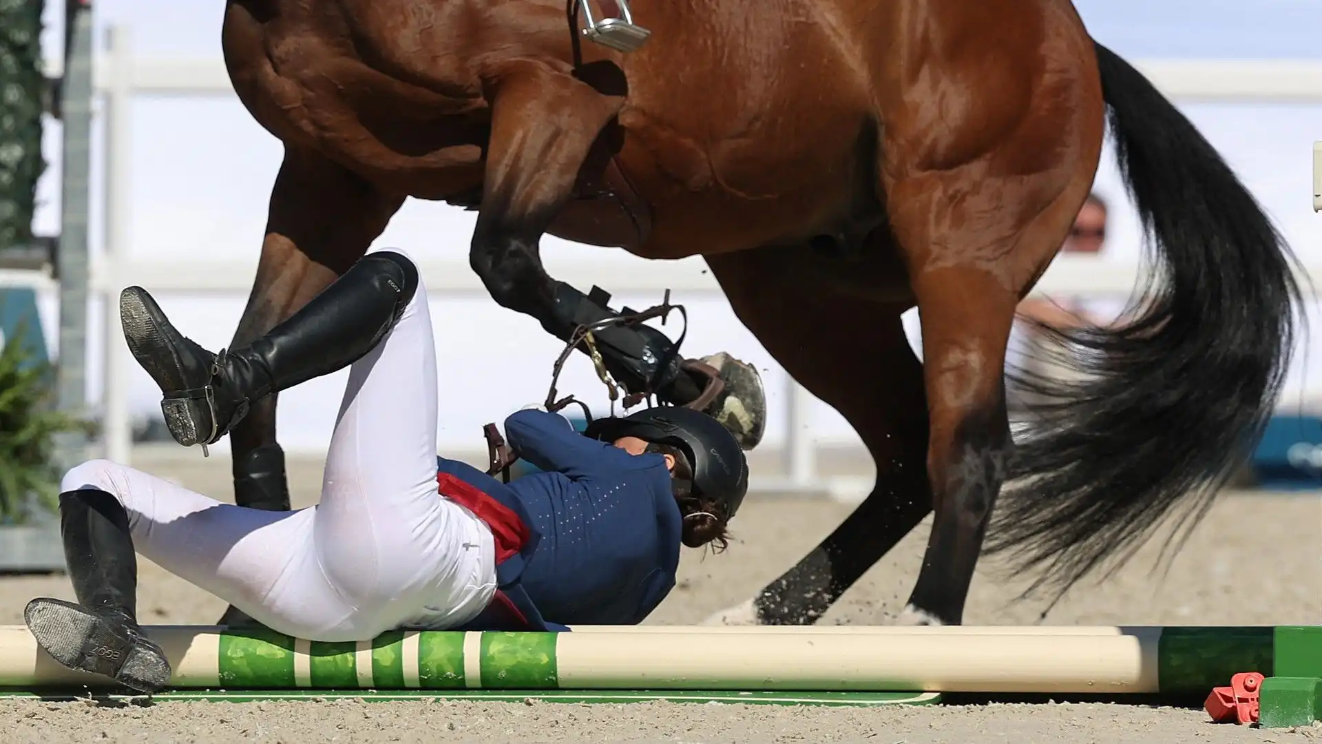 Disarcionata dal cavallo sbatte sull'ostacolo: le foto della botta pazzesca