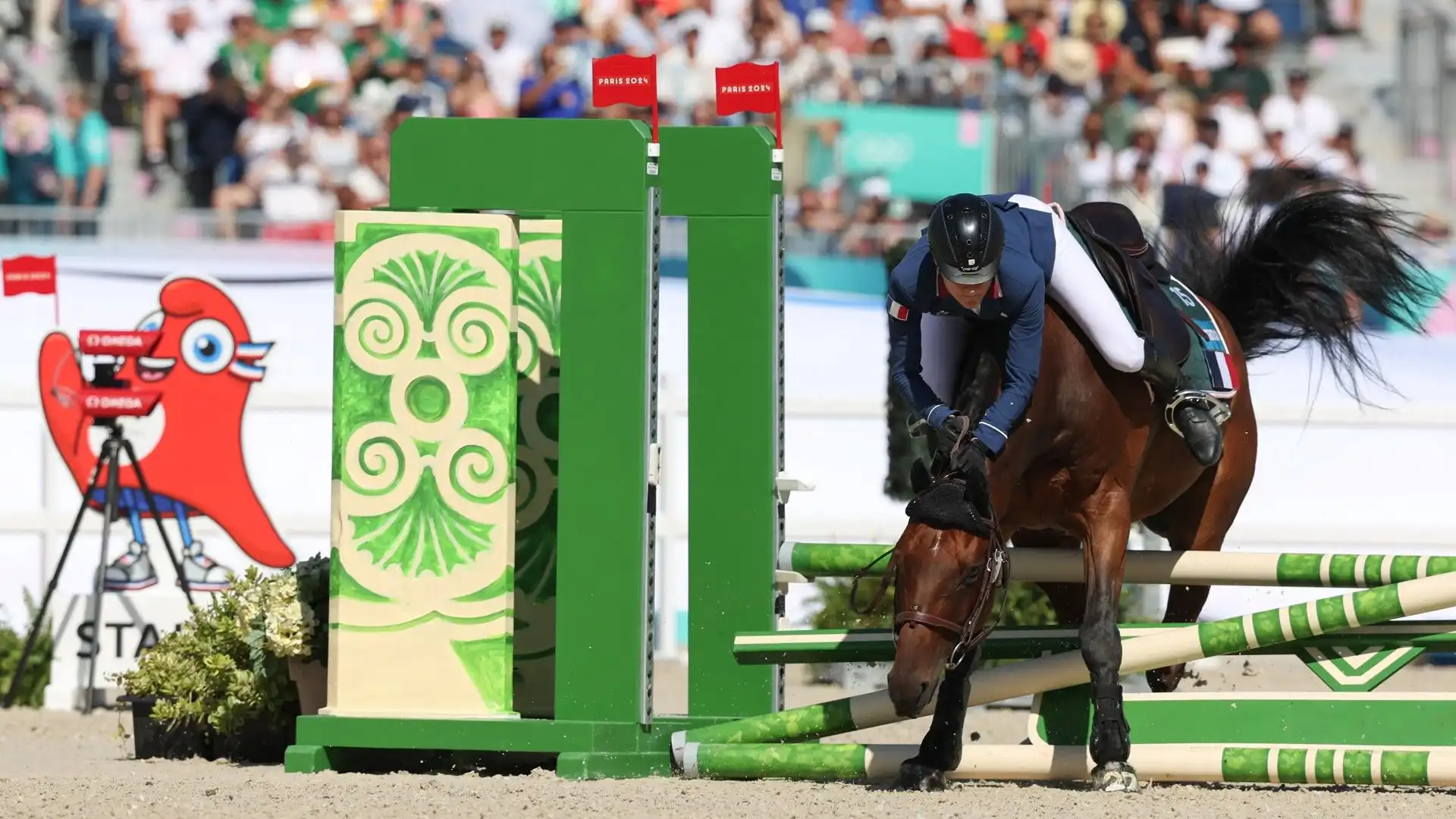 L'atleta ha sbagliato il comando e il cavallo è andato in difficoltà