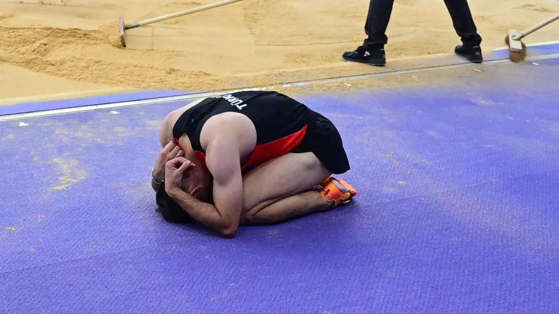 L'atleta è sconvolto per l'eliminazione alle Olimpiadi