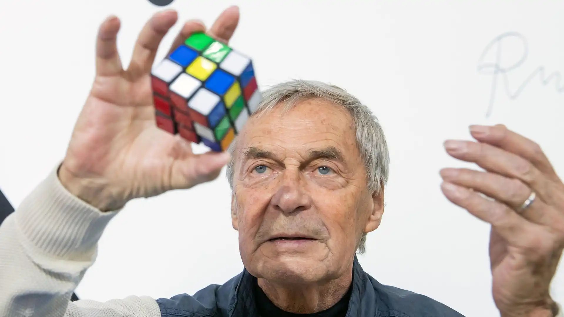 Il rompicapo più venduto sulla Terra porta la firma del designer ungherese Ernő Rubik.