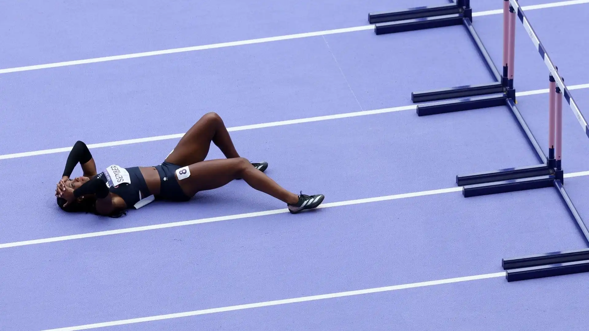 Incidente in semifinale, atleta disperata: le foto della caduta