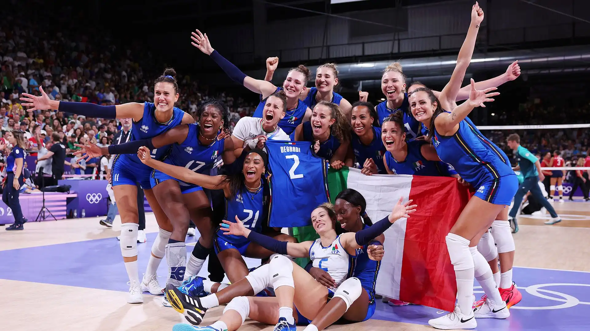 In più la maglia firmata da Paola Egonu, tra le protagoniste dell'impresa storica della pallavolo italiana.