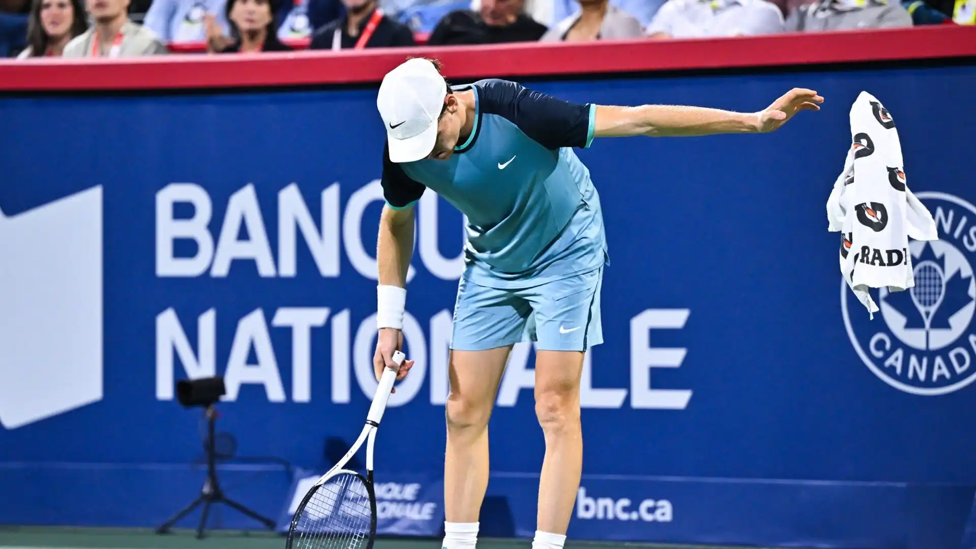 Sinner ha parlato con il coach Darren Cahill durante l'incontro