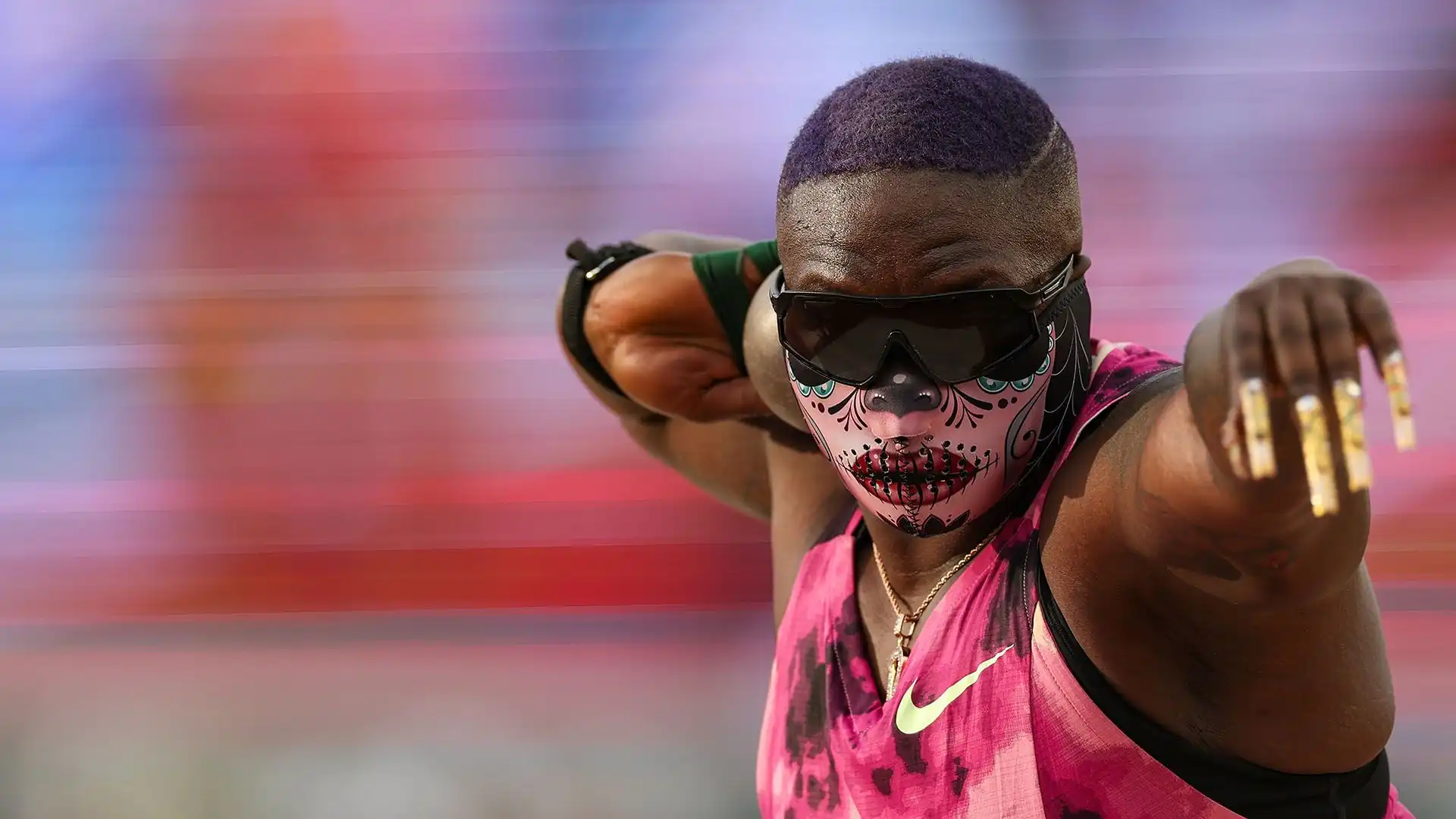 L'atleta sostiene che le maschere le danno la forza per gareggiare