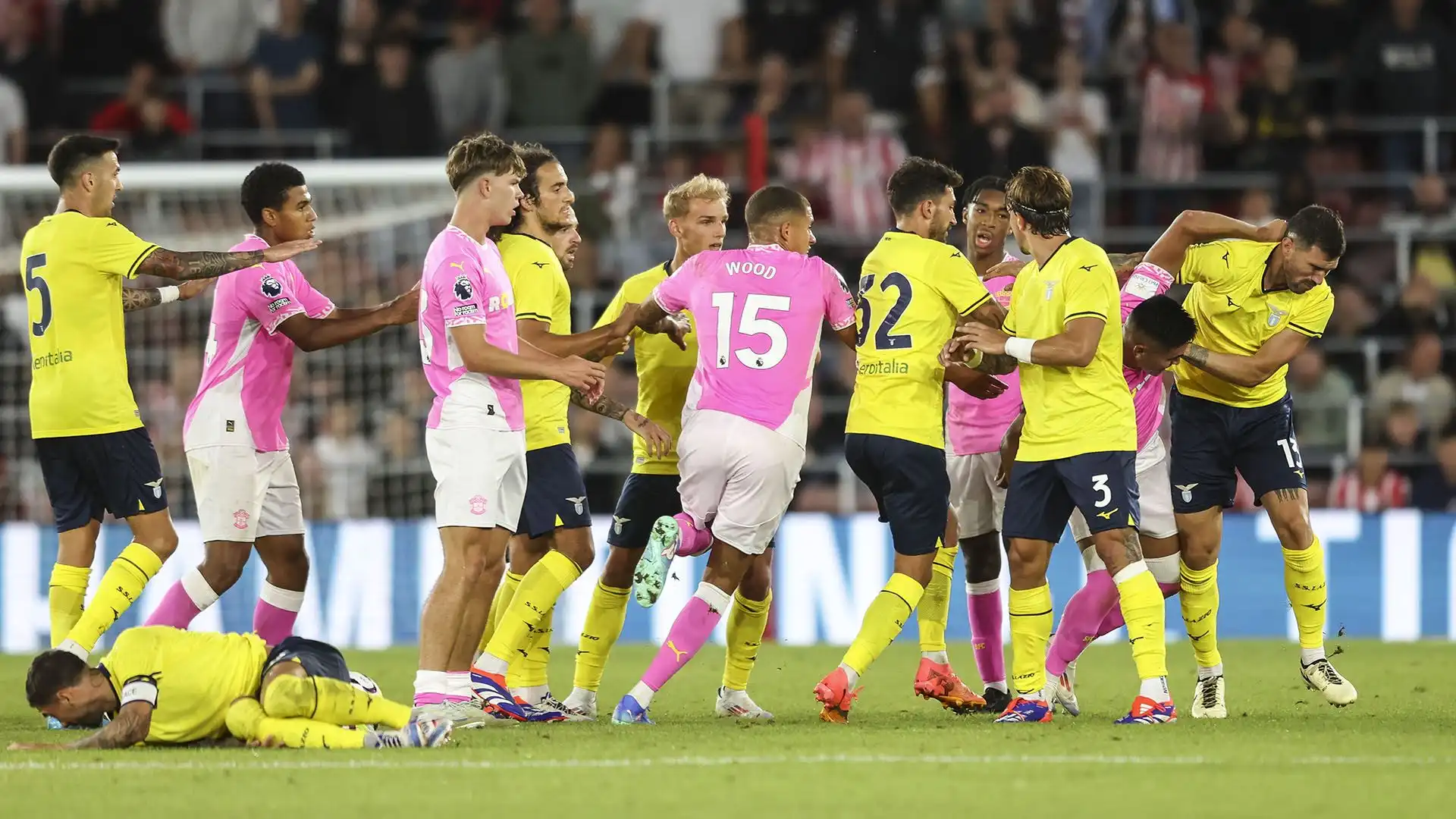 Nel secondo tempo un'entrata pericolosa ai danni di un giocatore della Lazio ha scatenato un putiferio