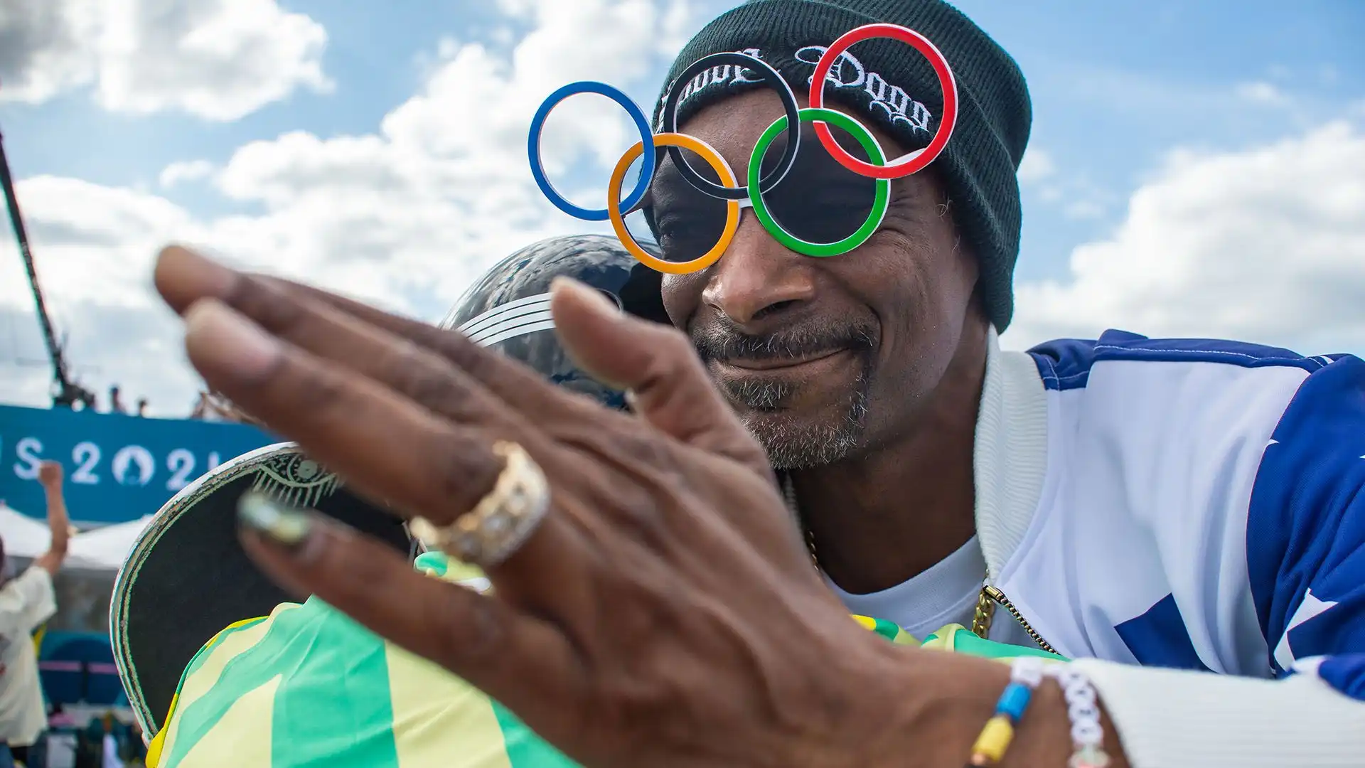 Mercoledì è stato avvistato all'evento di skateboard, con indosso un paio di occhiali "olimpici"