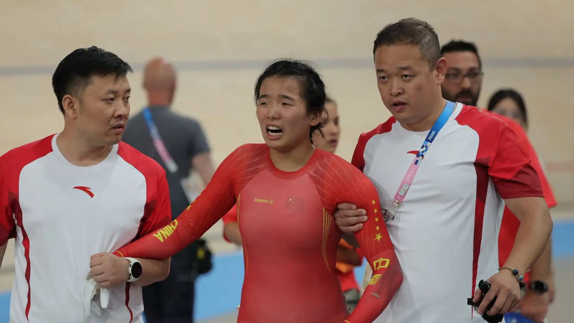 Pauroso scontro in pista durante le qualificazioni ai quarti di finale del keirin femminile alle Olimpiadi di Parigi