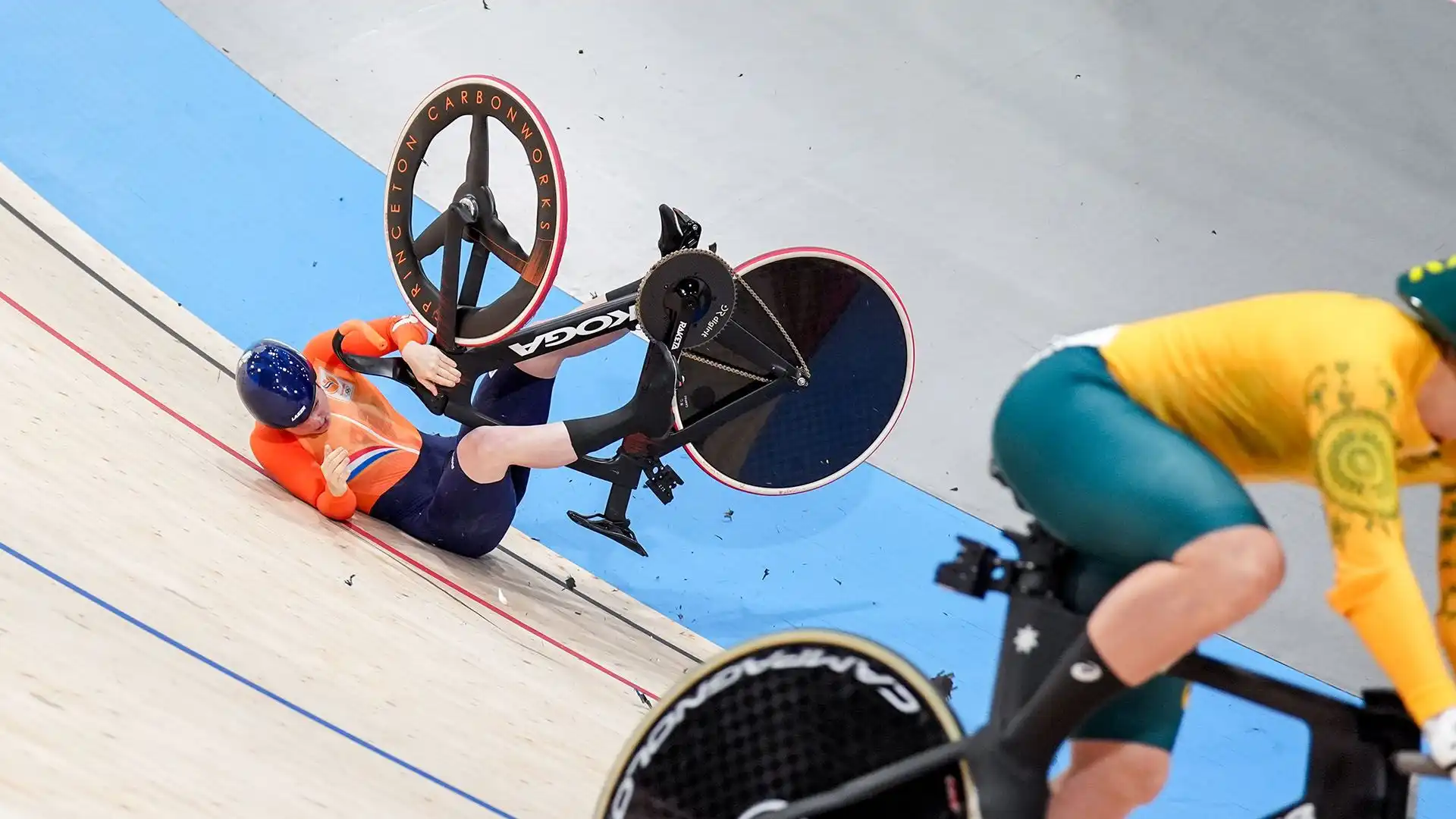 Violentissimo l'impatto della ciclista con la pista