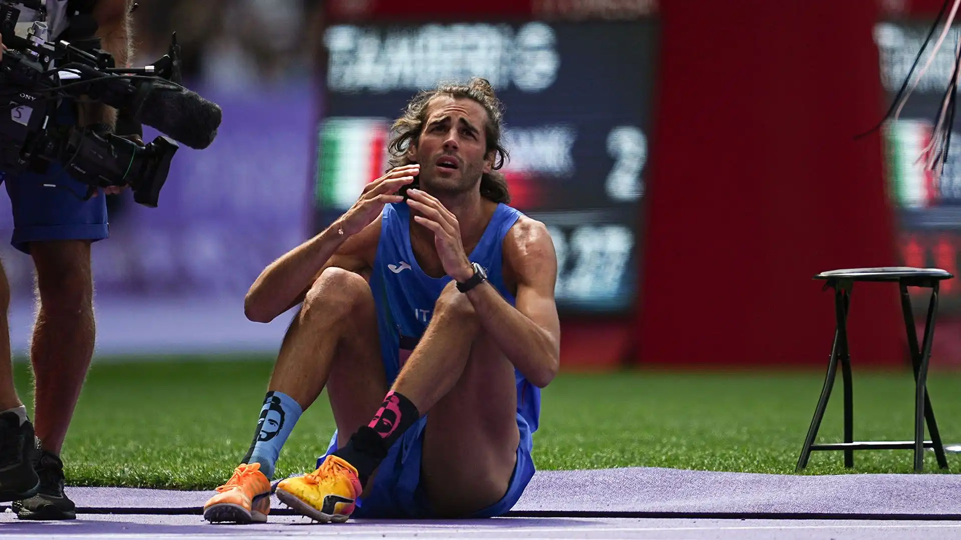 Con lui anche l'amico e altra medaglia d'oro Mutaz Essa Barshim, che ha saltato 2.27 nonostante un problema fisico