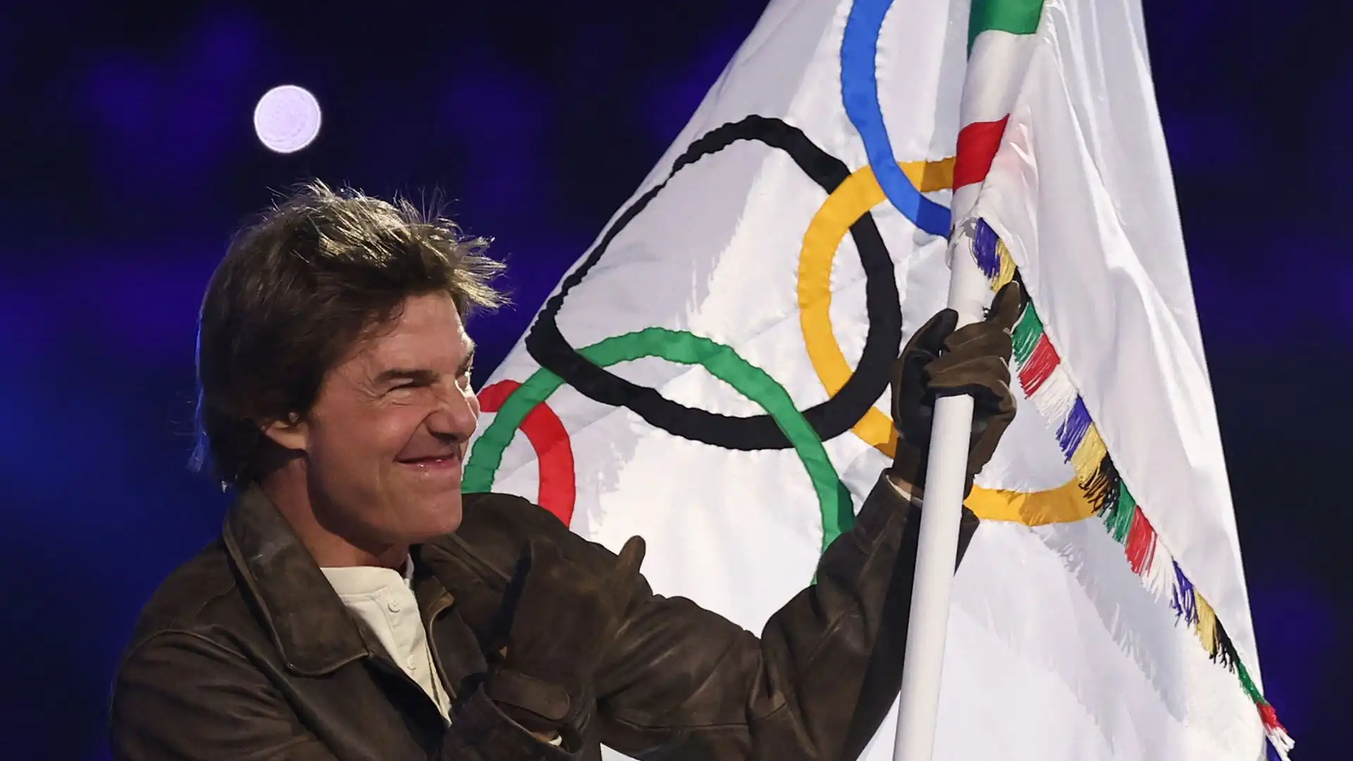 Tom Cruise ha ricevuto la bandiera olimpica dalle mani della ginnasta Simone Biles e della sindaca di Los Angeles