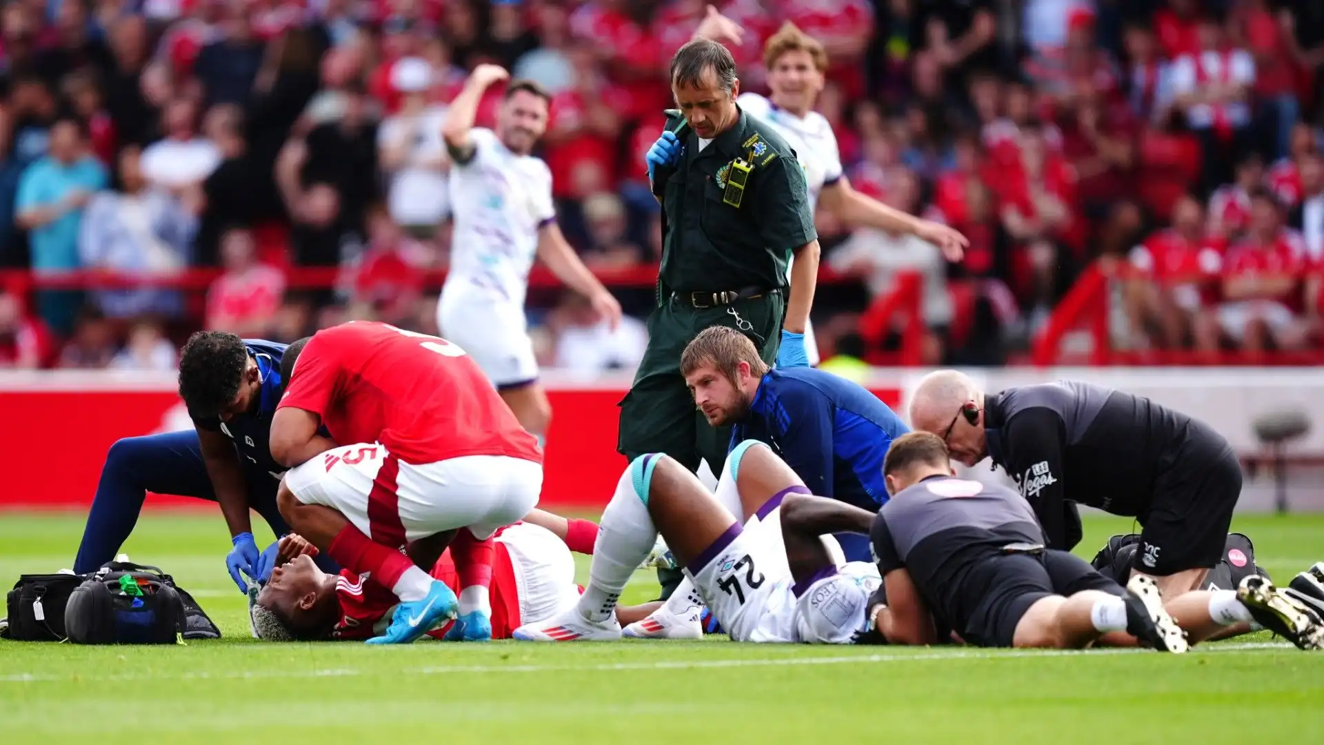 Grande spavento durante la partita tra Nottingham Forest e Bournemouth