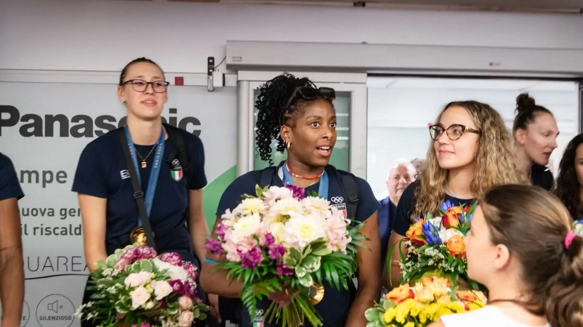 Numerosi anche i media e i giornalisti presenti a Linate per intervistare le atlete e il ct.