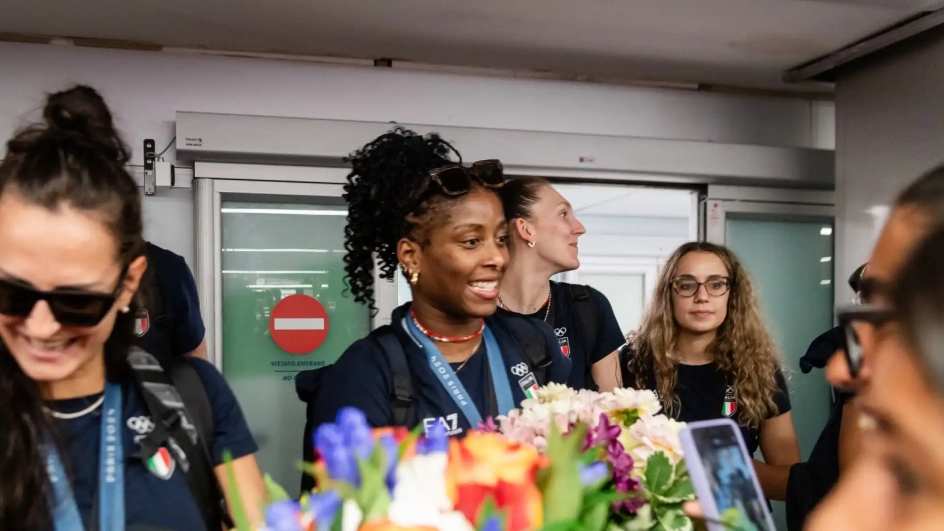 Tantissimi i tifosi venuti a salutare e a rendere omaggio alle neo-campionesse olimpiche, 
prese letteralmente d'assalto dall'entusiasmo della gente.