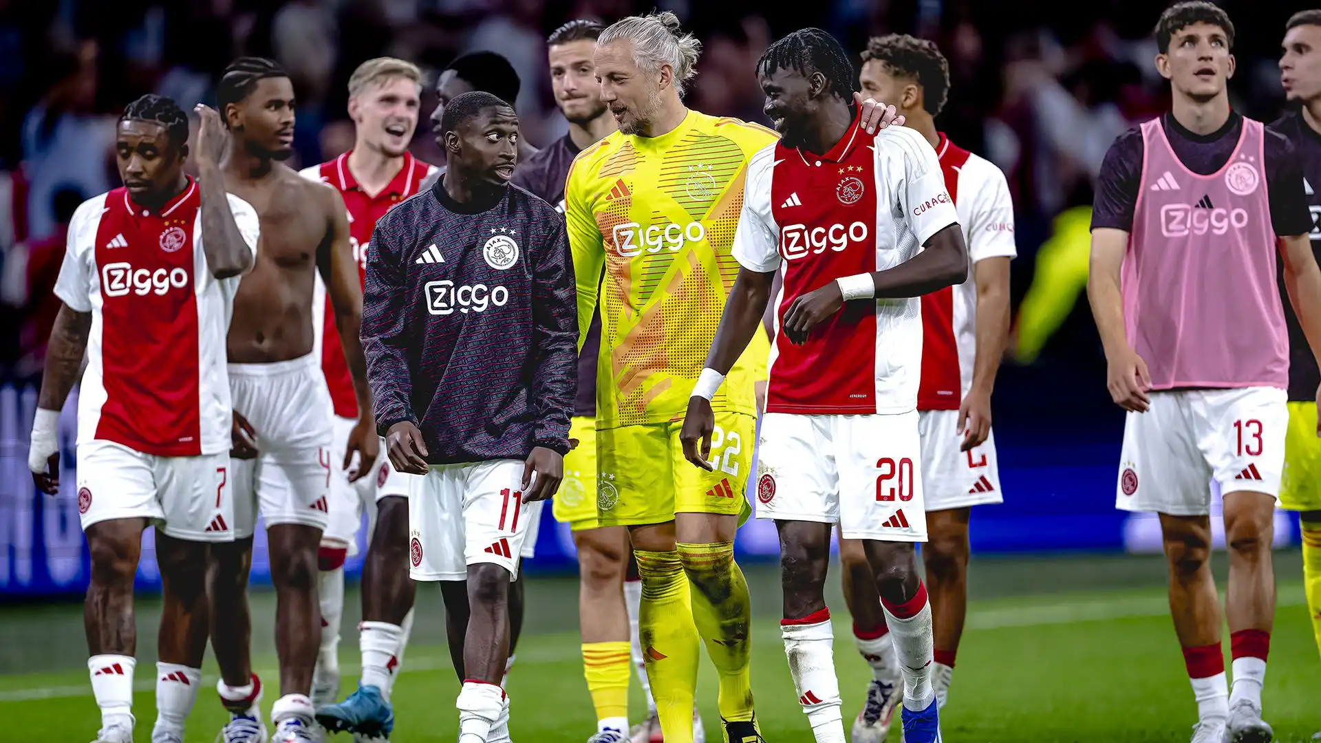 Alla fine della partita tutti i giocatori dell'Ajax sono corsi ad abbracciare il loro portiere