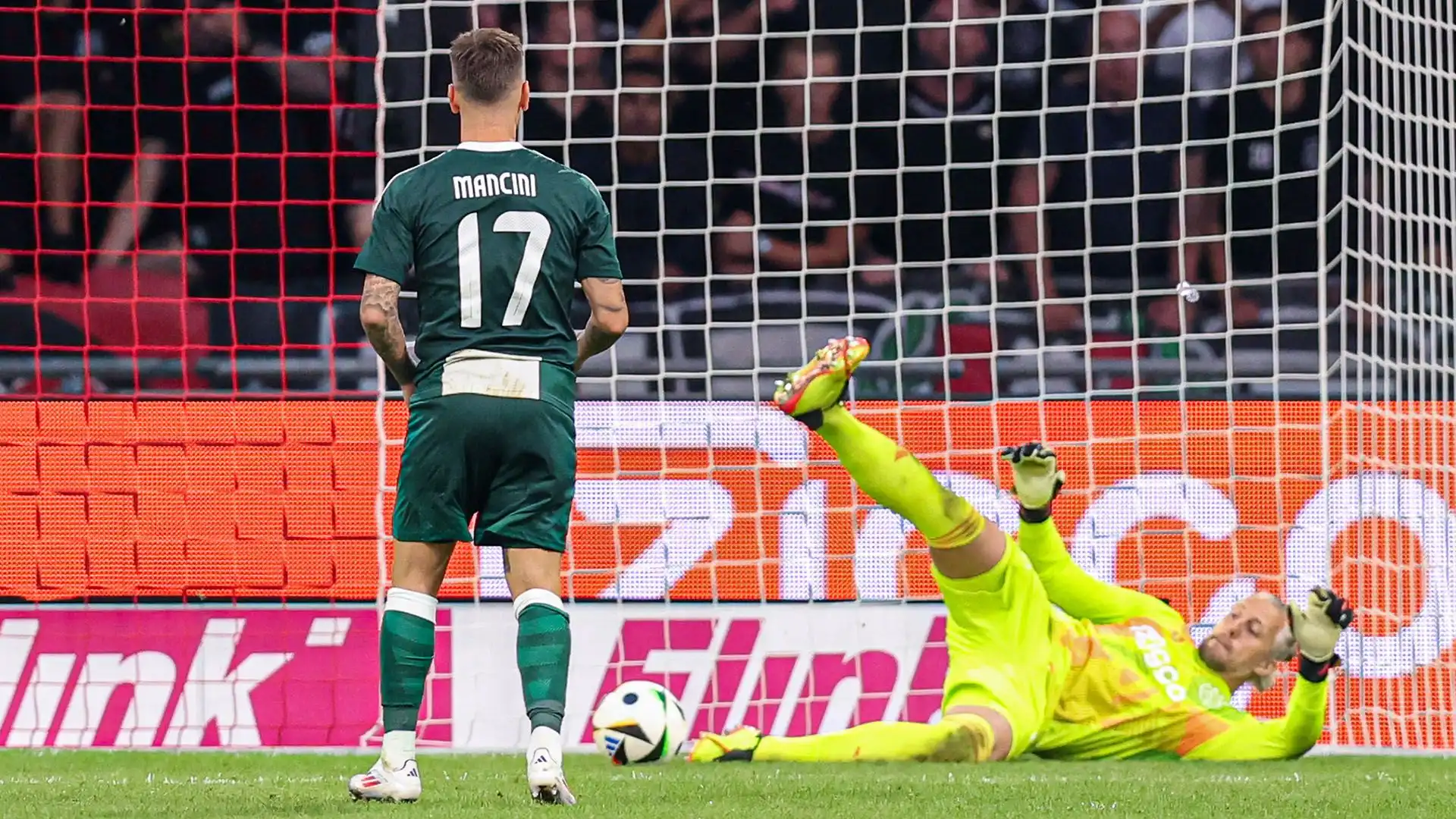 Quanti rigori ha parato? Il portiere 40enne diventa l'eroe dell'Ajax