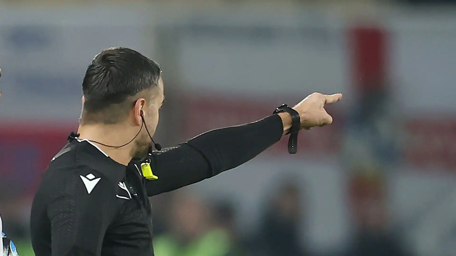 "Chiederemo agli arbitri di dichiarare eventuali interessi particolari all'inizio della stagione e nel corso della stagione se ci saranno cambiamenti", sono le parole di Howard Webb, capo degli arbitri in Premier