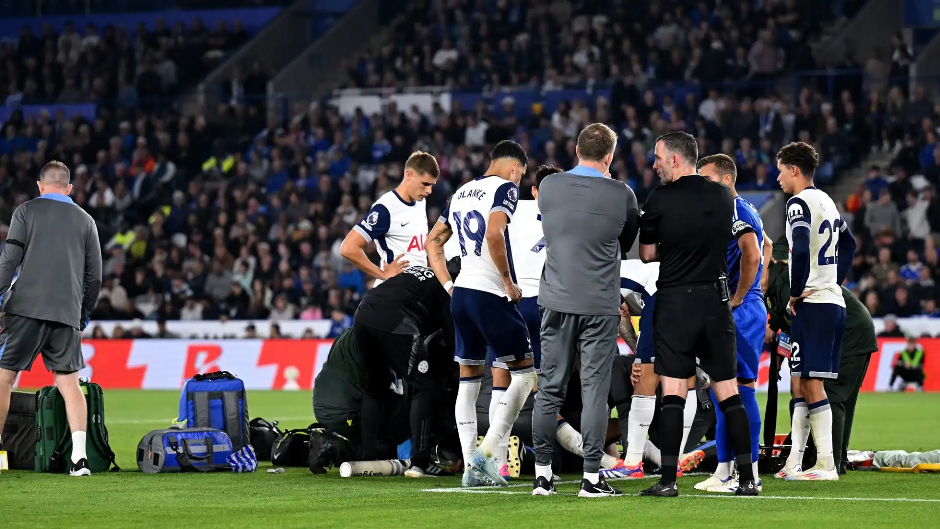 Il giocatore è crollato in campo dopo lo scontro ed è rimasto immobile mentre lo soccorrevano