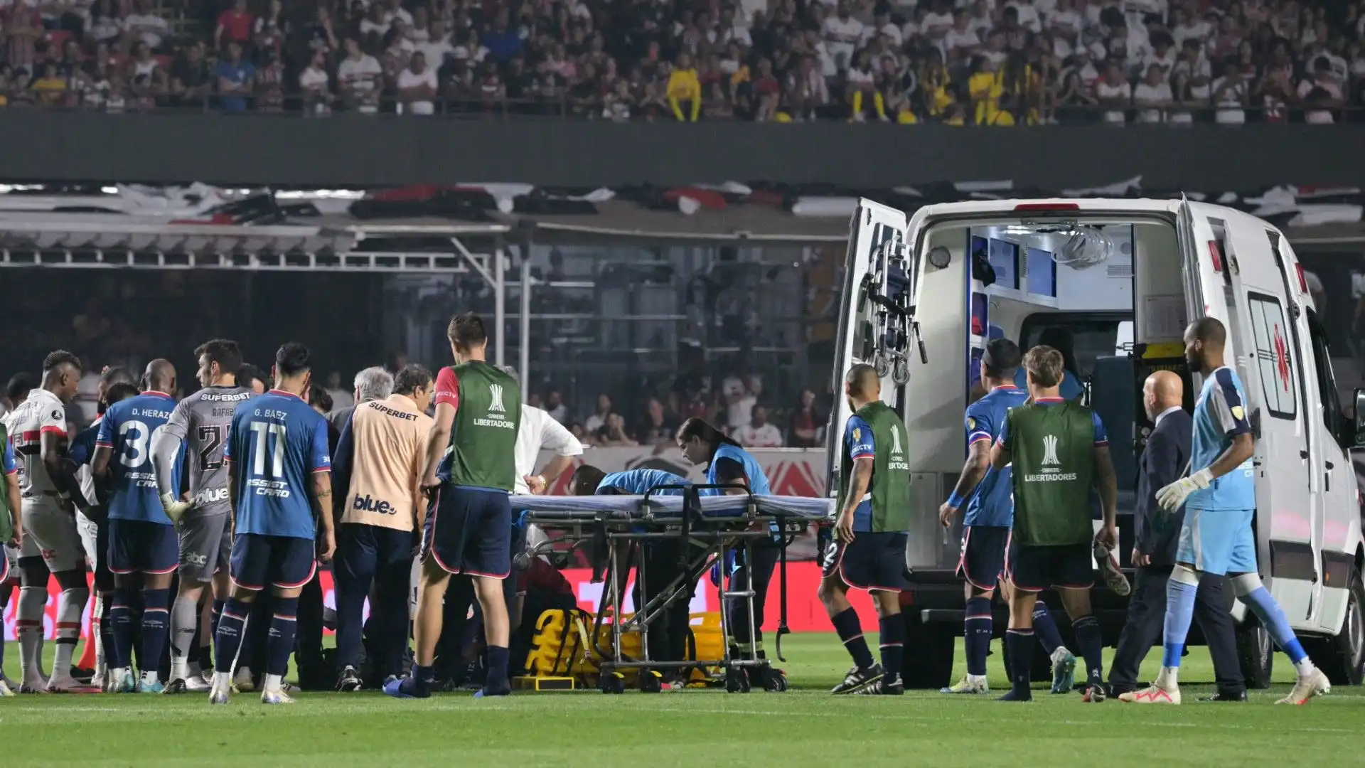 Dramma in campo, calciatore in terapia intensiva: le foto