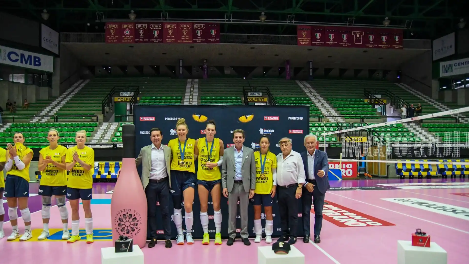 Erano presenti all’evento di stamattina al Palaverde anche i “naming sponsor”, nella persona del Presidente del Consorzio Prosecco DOC Giancarlo Guidolin e del Presidente di A.Carraro e Imoco Group Maurizio Maschio, “scorati” dal Presidente di Imoco Volley Piero Garbellotto.