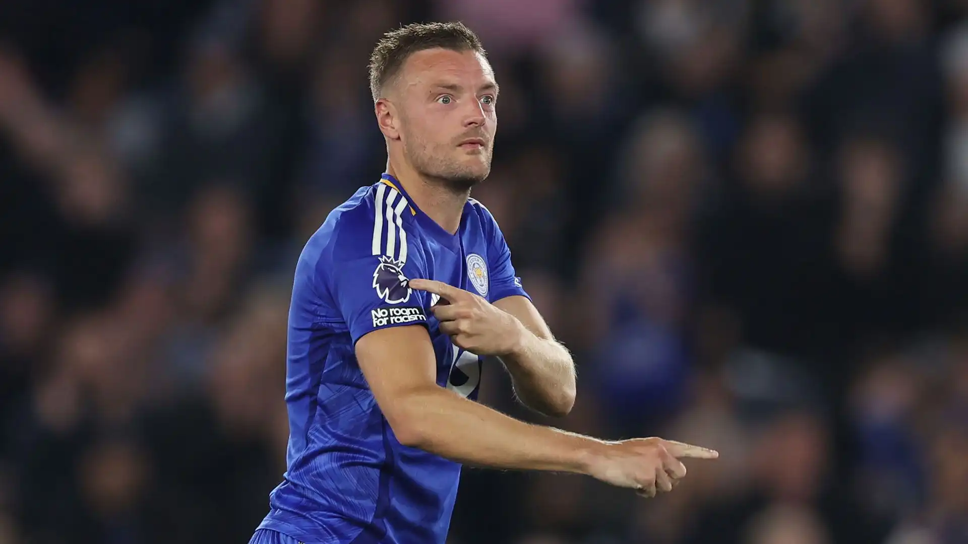 Vardy rivolgendosi ai tifosi del Tottenham sugli spalti ha indicato lo stemma della Premier League