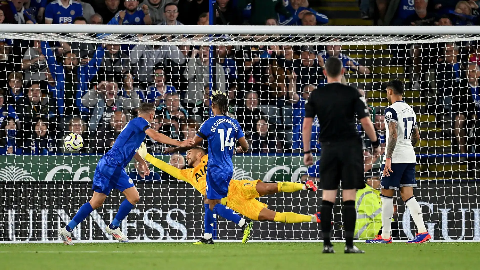 Dopo aver segnato la rete dell'1-1 al 57', la storica punta del Leicester è stata sostituita: lì è iniziato il suo show