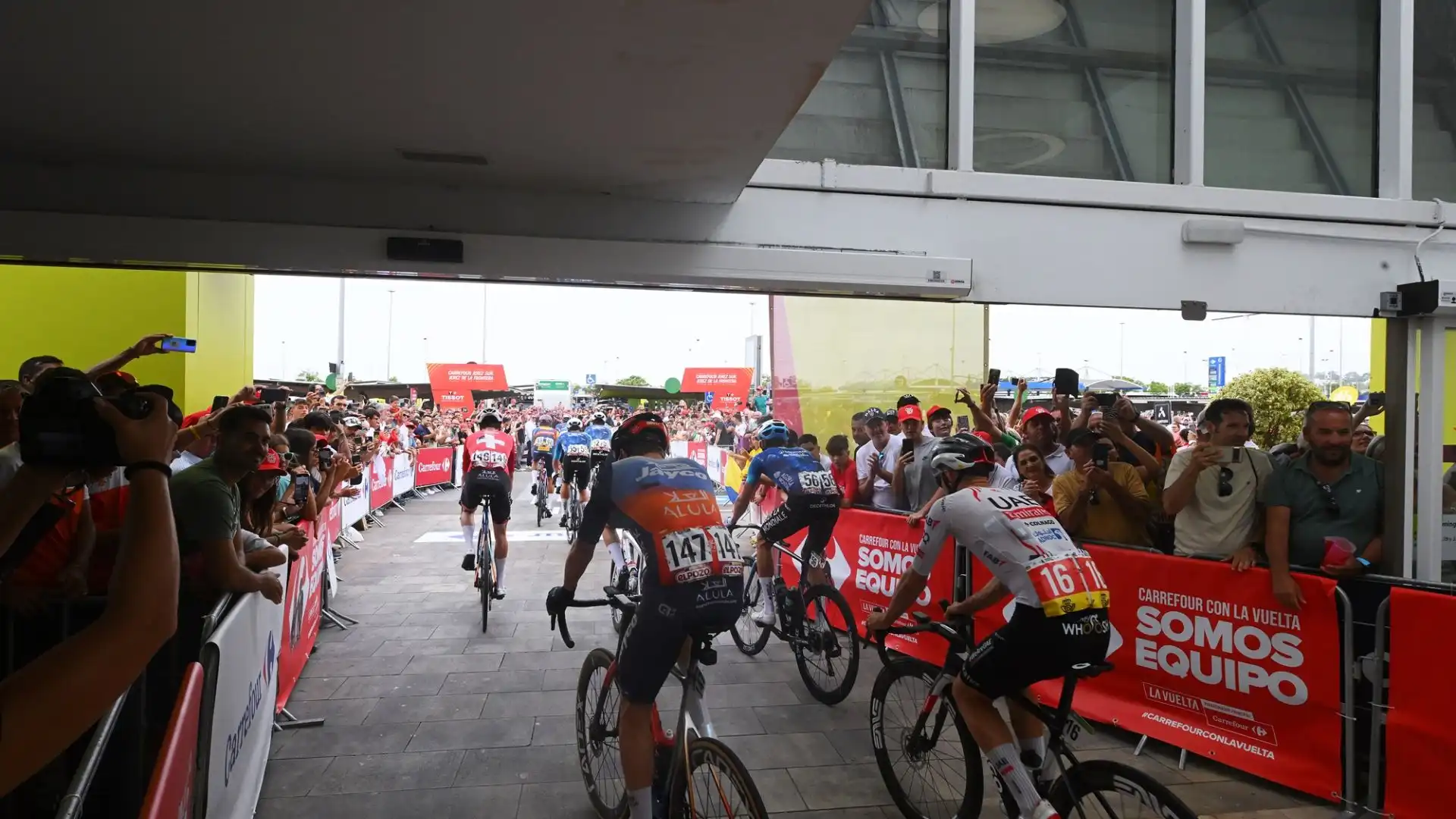 Tra corsie, scaffali, carrelli della spesa e casse, i ciclisti sono riusciti finalmente a guadagnare l'uscita