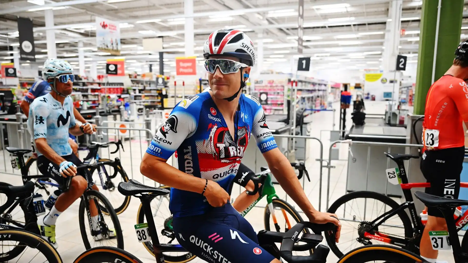 I ciclisti hanno sfilato in uno dei supermarket di Jerez de la Frontera