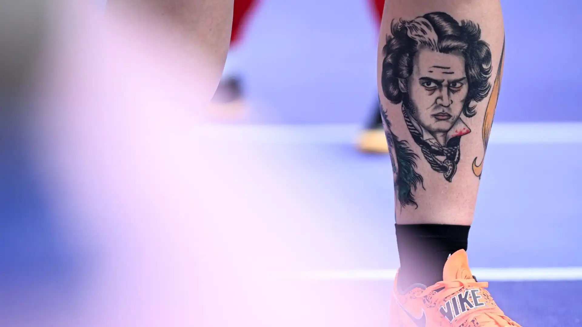 I suoi tatuaggi sono ispirati a diversi film di Hollywood, tra cui Sweeney Todd e Willy Wonka