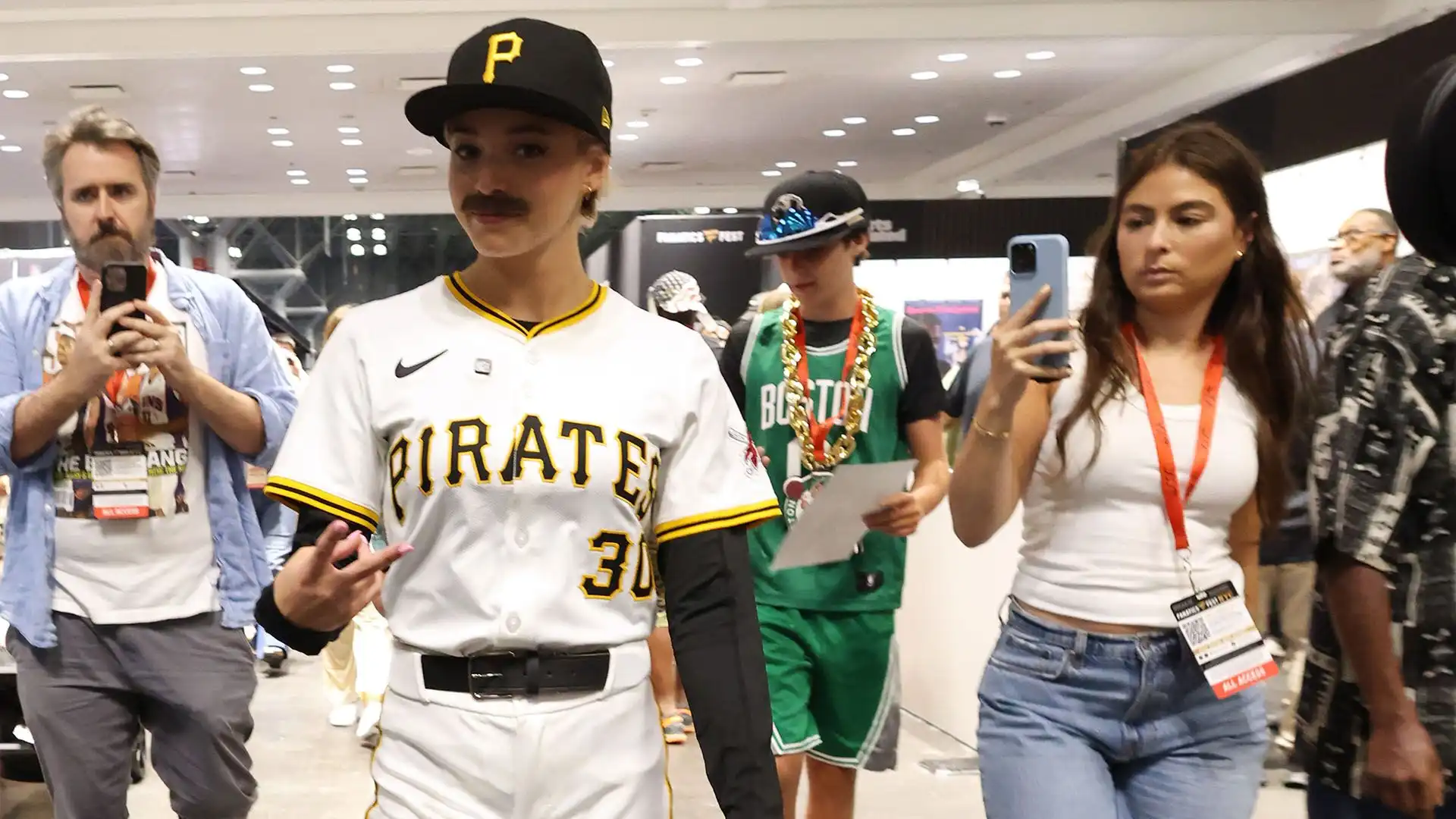 La ragazza si è presentata con una divisa dei Pittsburgh Pirates e persino dei baffi finti per imitare il suo compagno