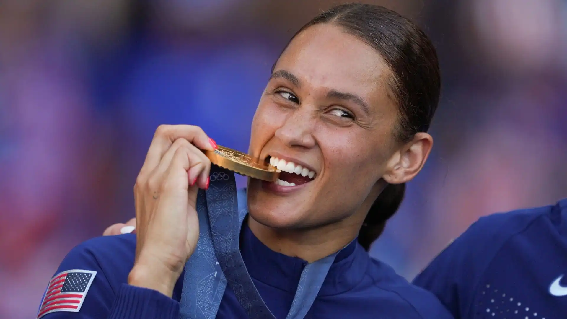 Medaglia d'oro rotta, la calciatrice scrive al Comitato Olimpico. Foto