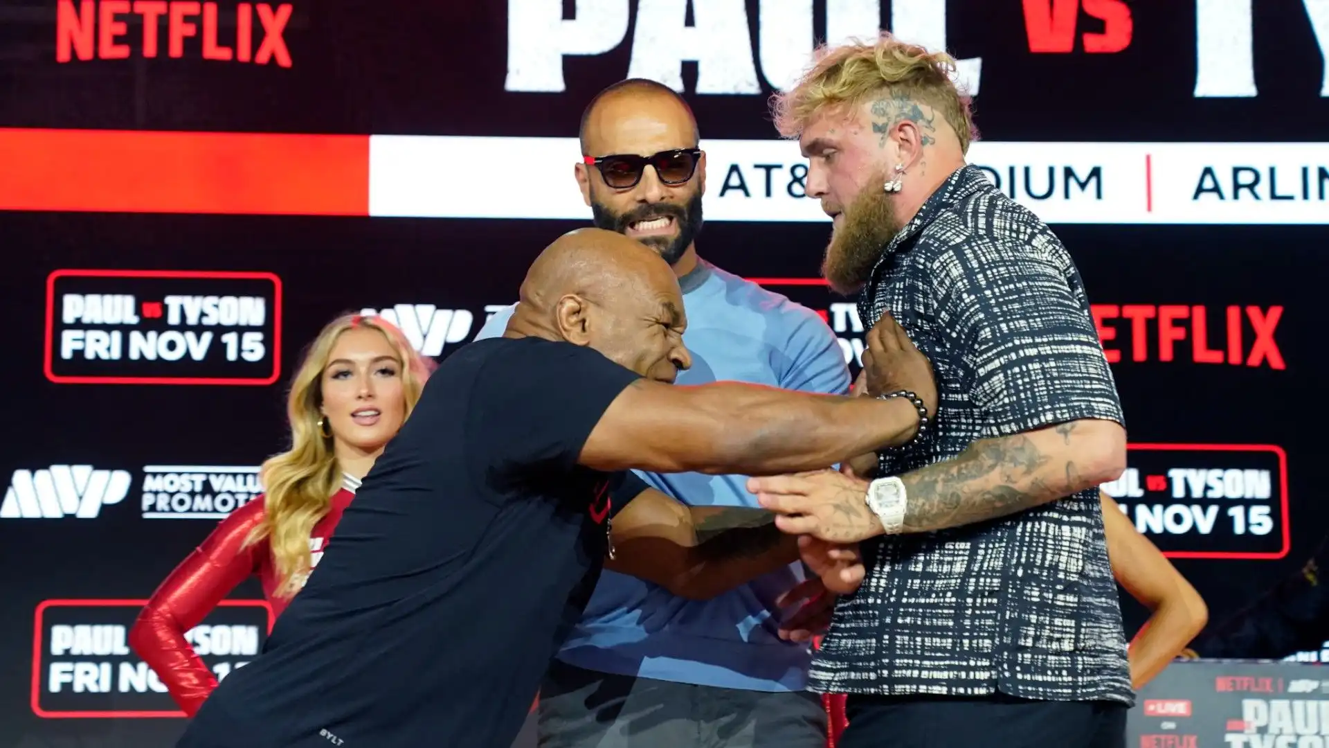 Mike Tyson colpisce Jake Paul dopo le provocazioni: le foto