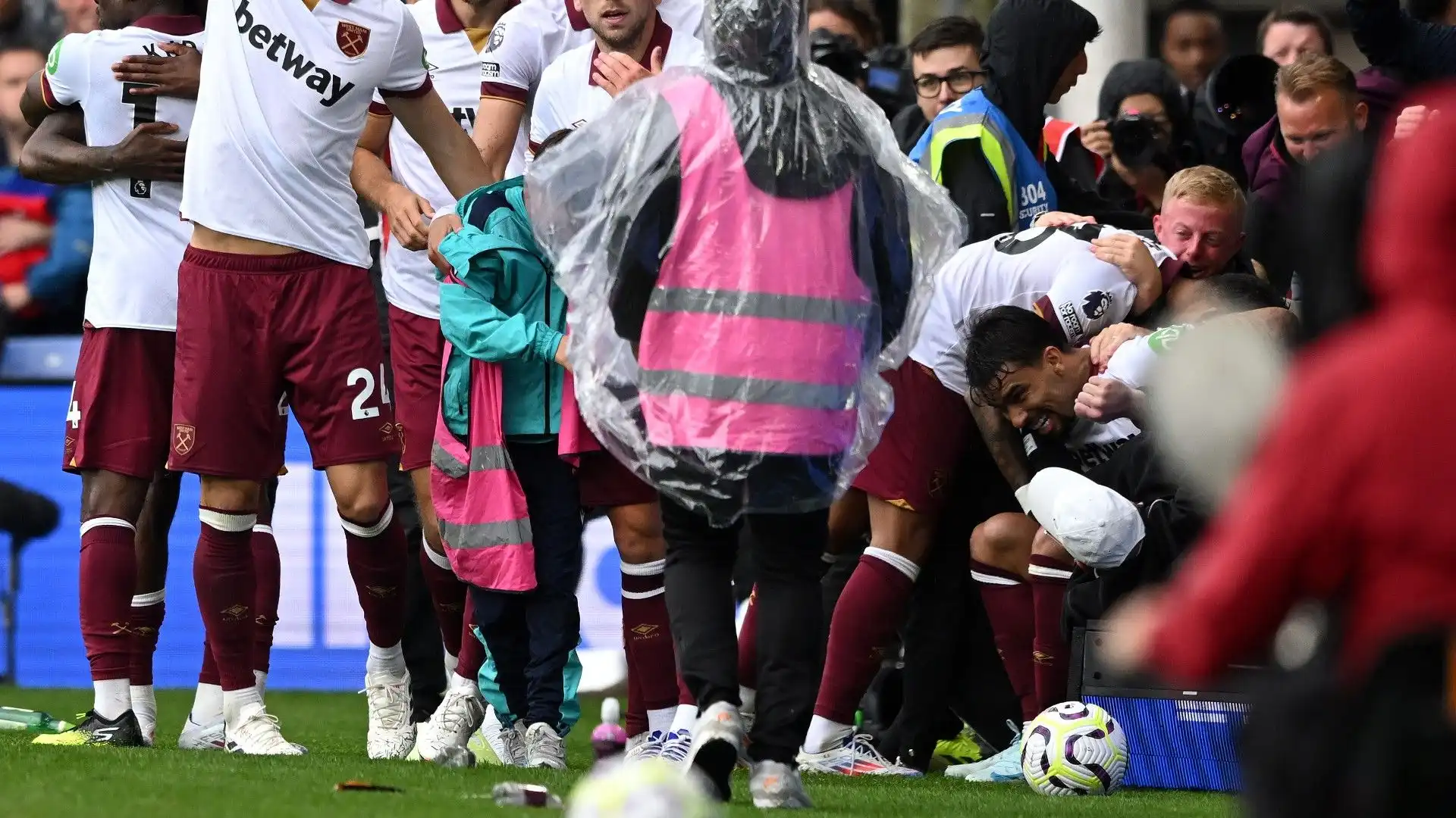 Tomas Soucek salva un bambino durante la partita: le immagini