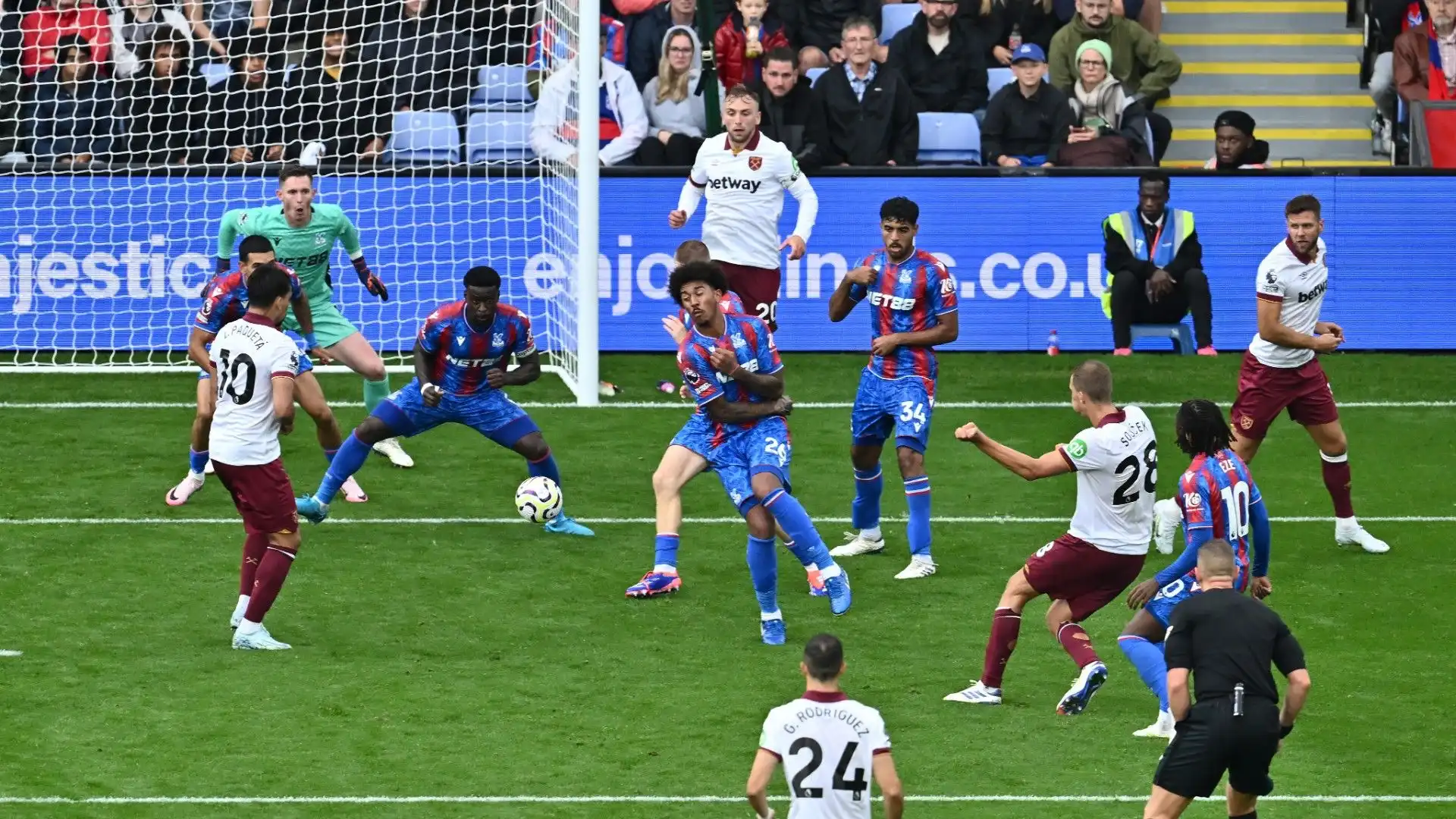 Il gigante del West Ham è andato a festeggiare davanti ai propri tifosi ed è successo l'inimmaginabile