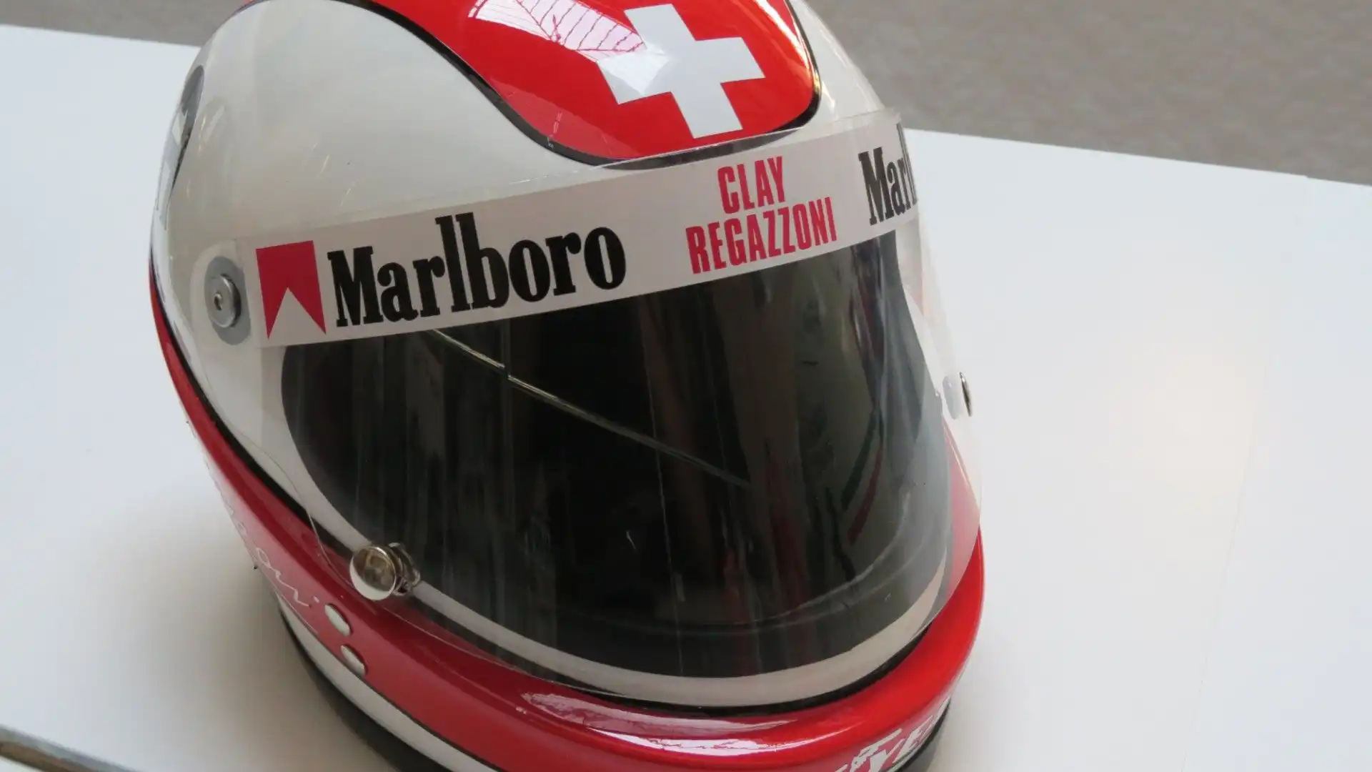 E' il casco dello svizzero del Canton Ticino Clay Regazzoni