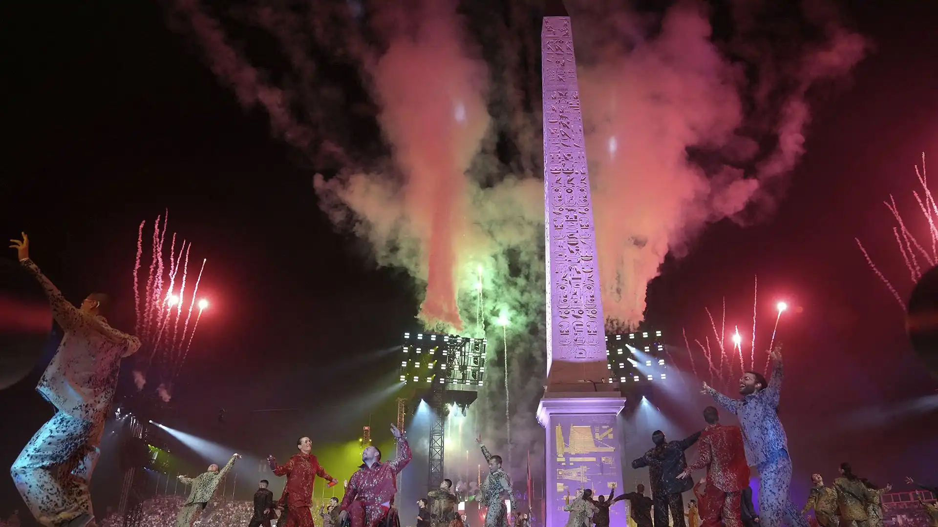 Lo spettacolo è andato in scena tra gli Champs-Elysées e Place de la Concorde