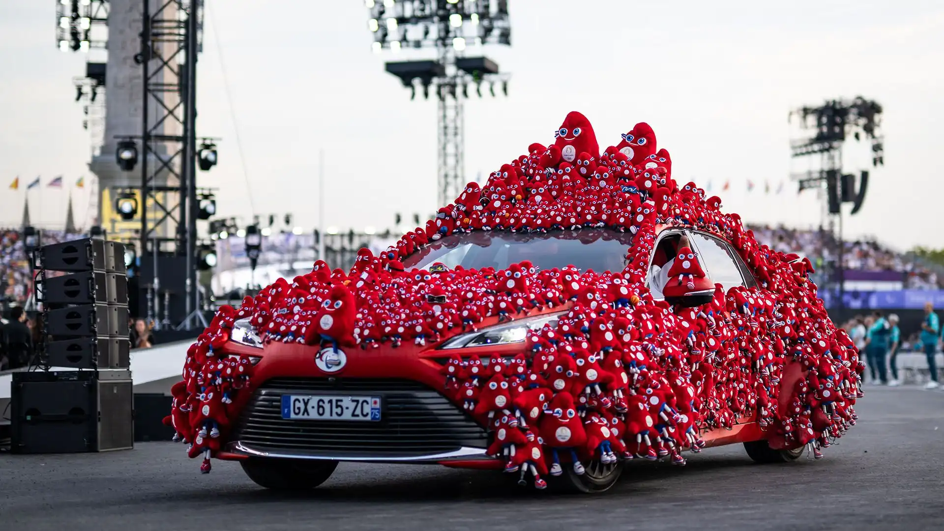 L'auto era ricoperta dai pupazzi raffiguranti la mascotte Phryge