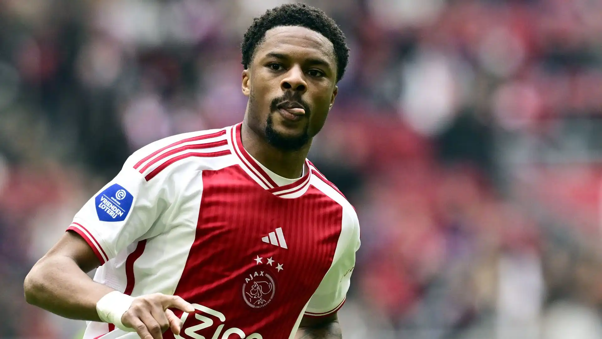 Akpom, che ha appena segnato una tripletta ai playoff di Europa League, ha diverse pretendenti in Premier League che potrebbero farsi avanti nei prossimi giorni