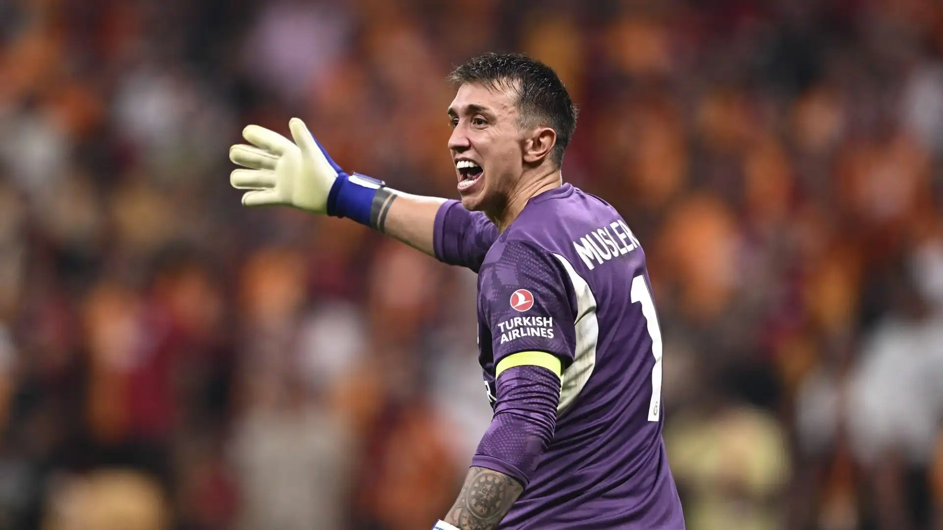 Il portiere del Galatasaray Fernando Muslera ha perso la testa durante la partita di Champions League contro lo Young Boys