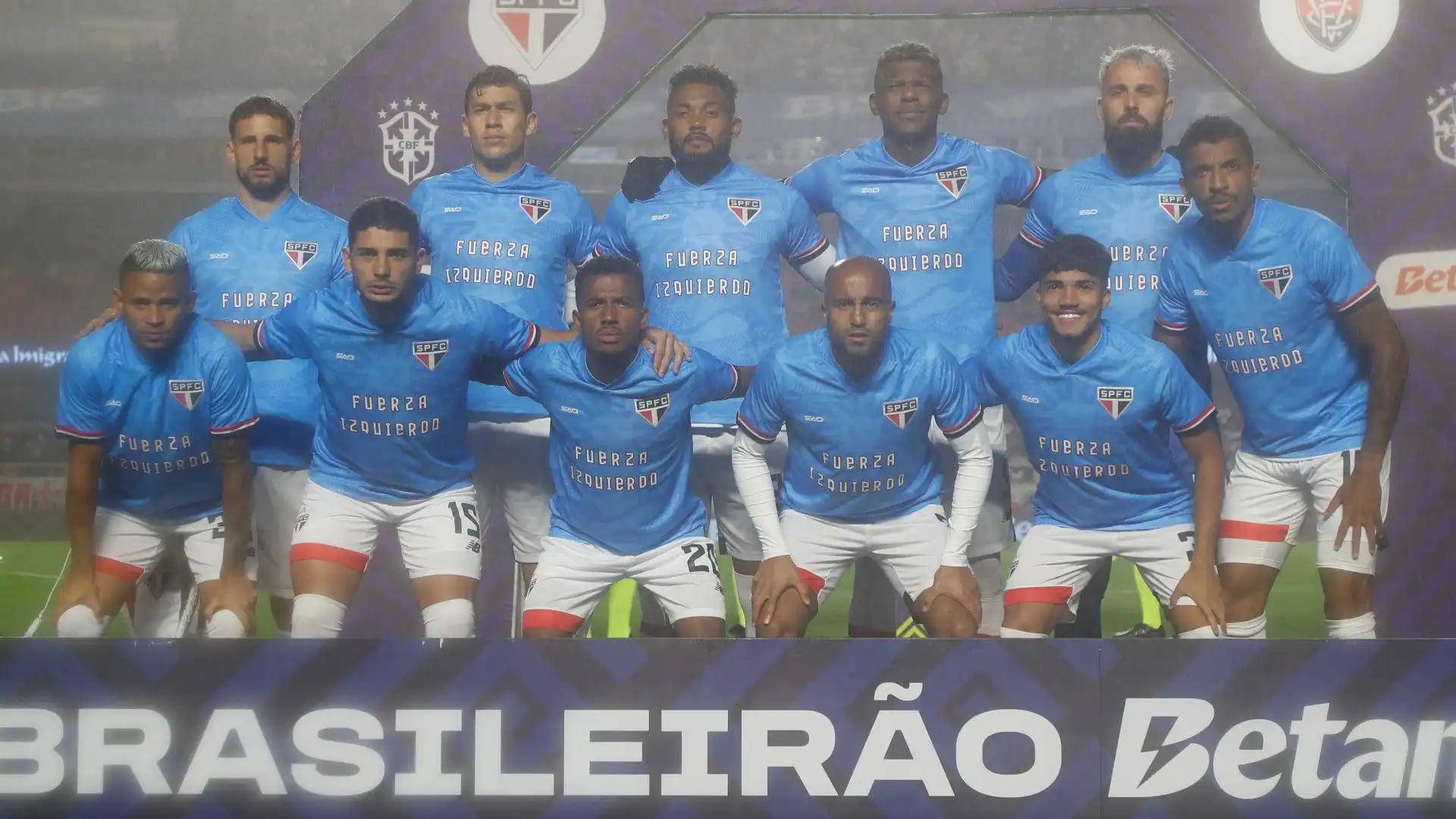 I giocatori del San Paulo impegnati in campionato con il  Vitoria sono scesi in campo con una maglia su cui era scritto 'Forza Izquierdo'