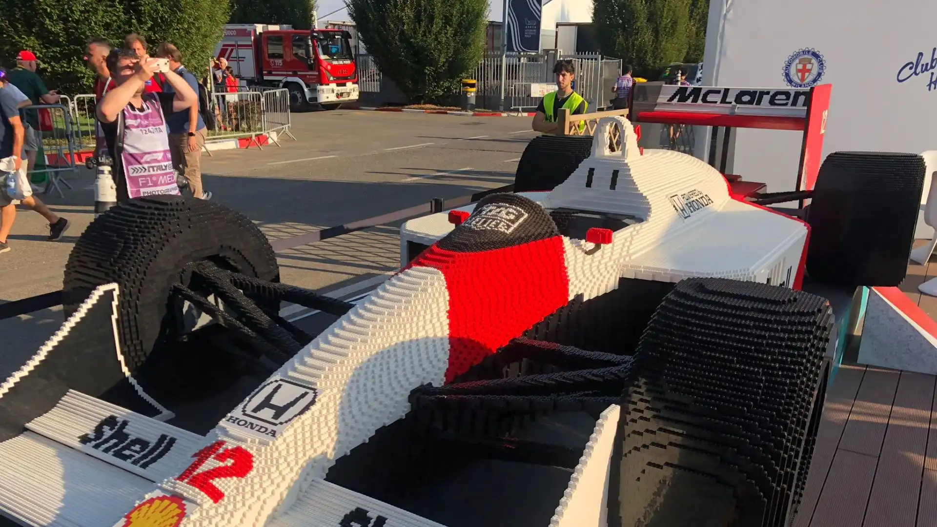 A Monza è stata svelata una replica in scala 1:1 della leggendaria McLaren MP4/4 del 1988 guidata da Ayrton Senna.