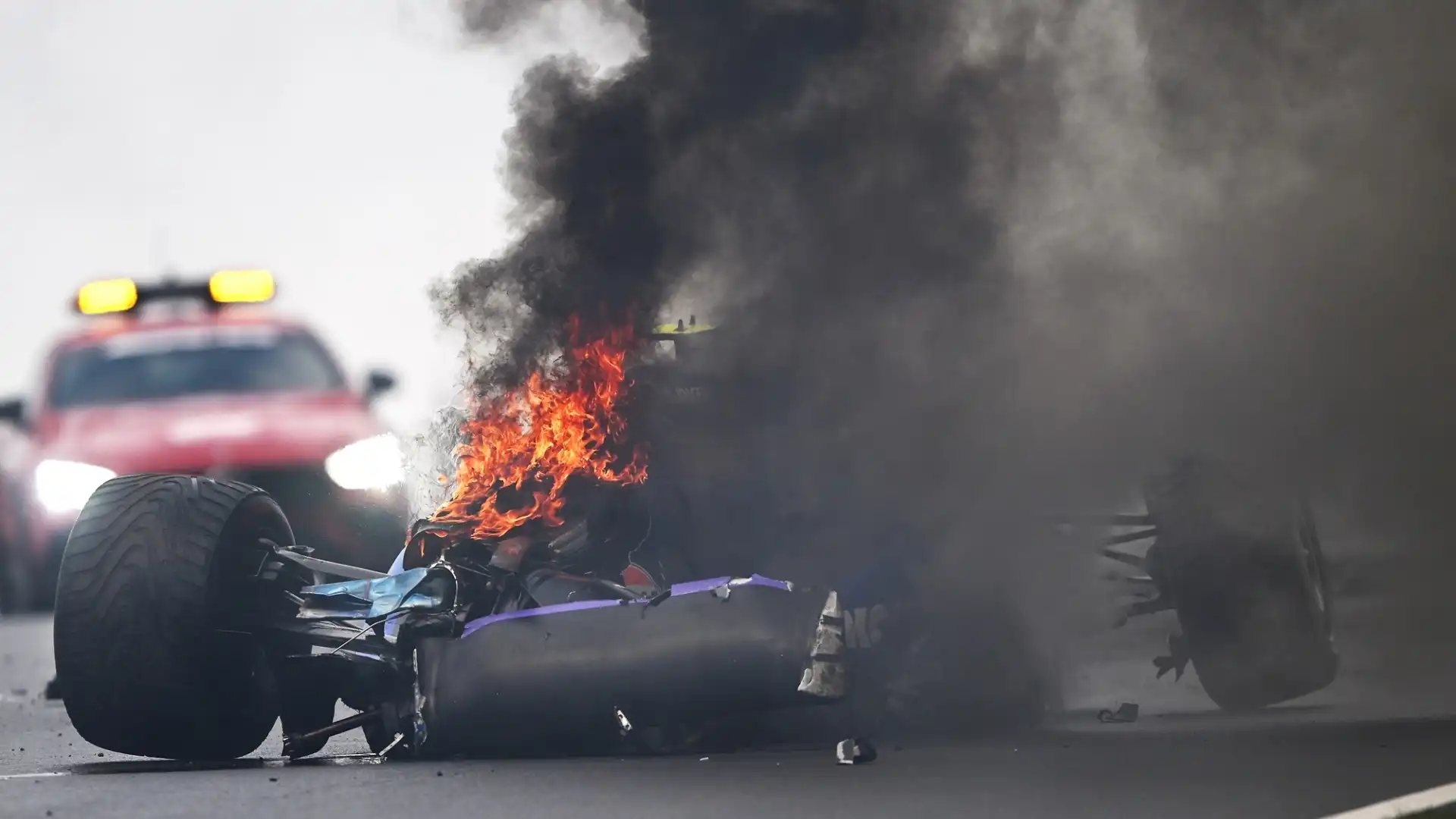 L'auto va a fuoco, grande paura per il pilota. Le immagini