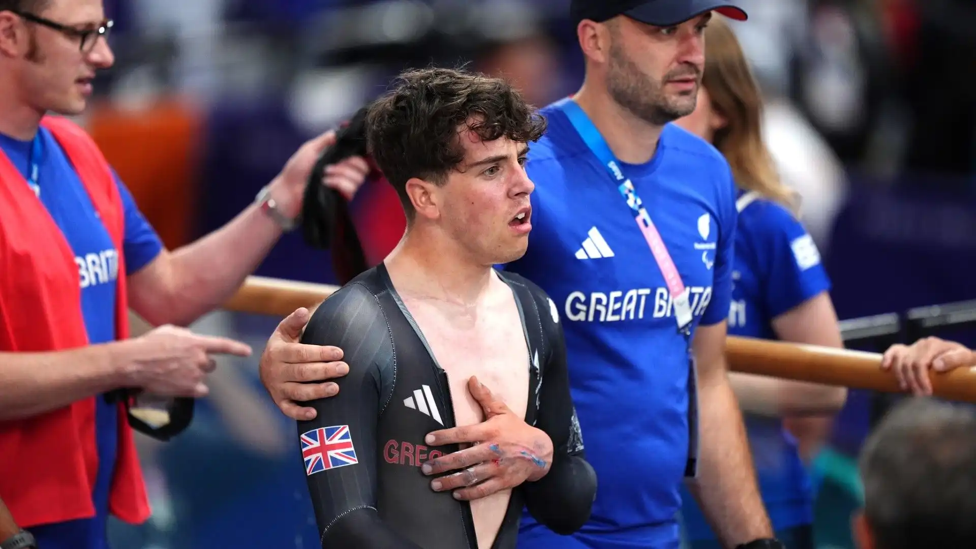 Archie Atkinson è caduto durante la finale maschile C4 4000m