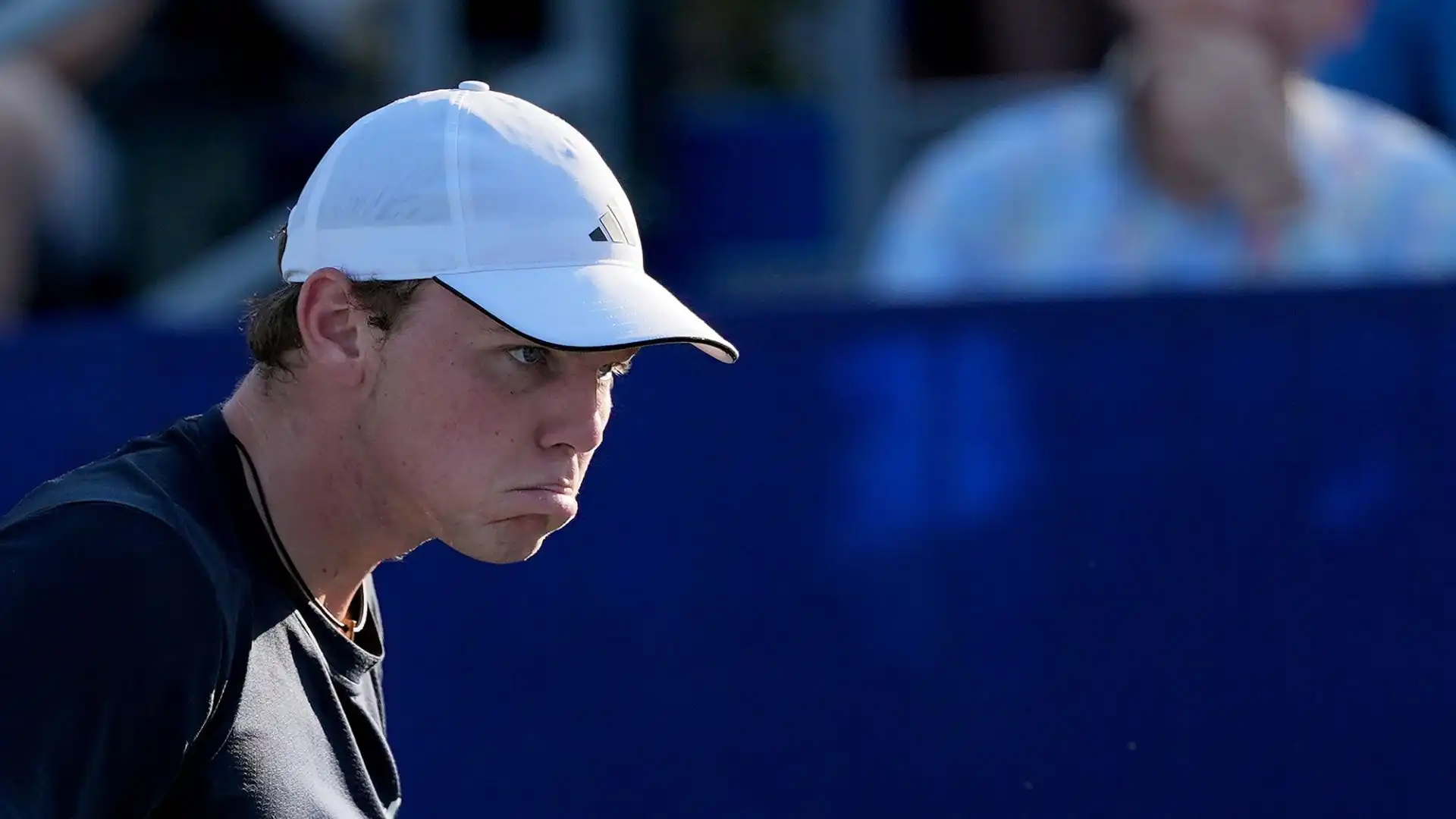 Il tennista statunitense, in difficoltà contro l'italiano Lorenzo Sonego, dopo aver perso un punto ha colpito violentemente la pallina, spedendola in tribuna