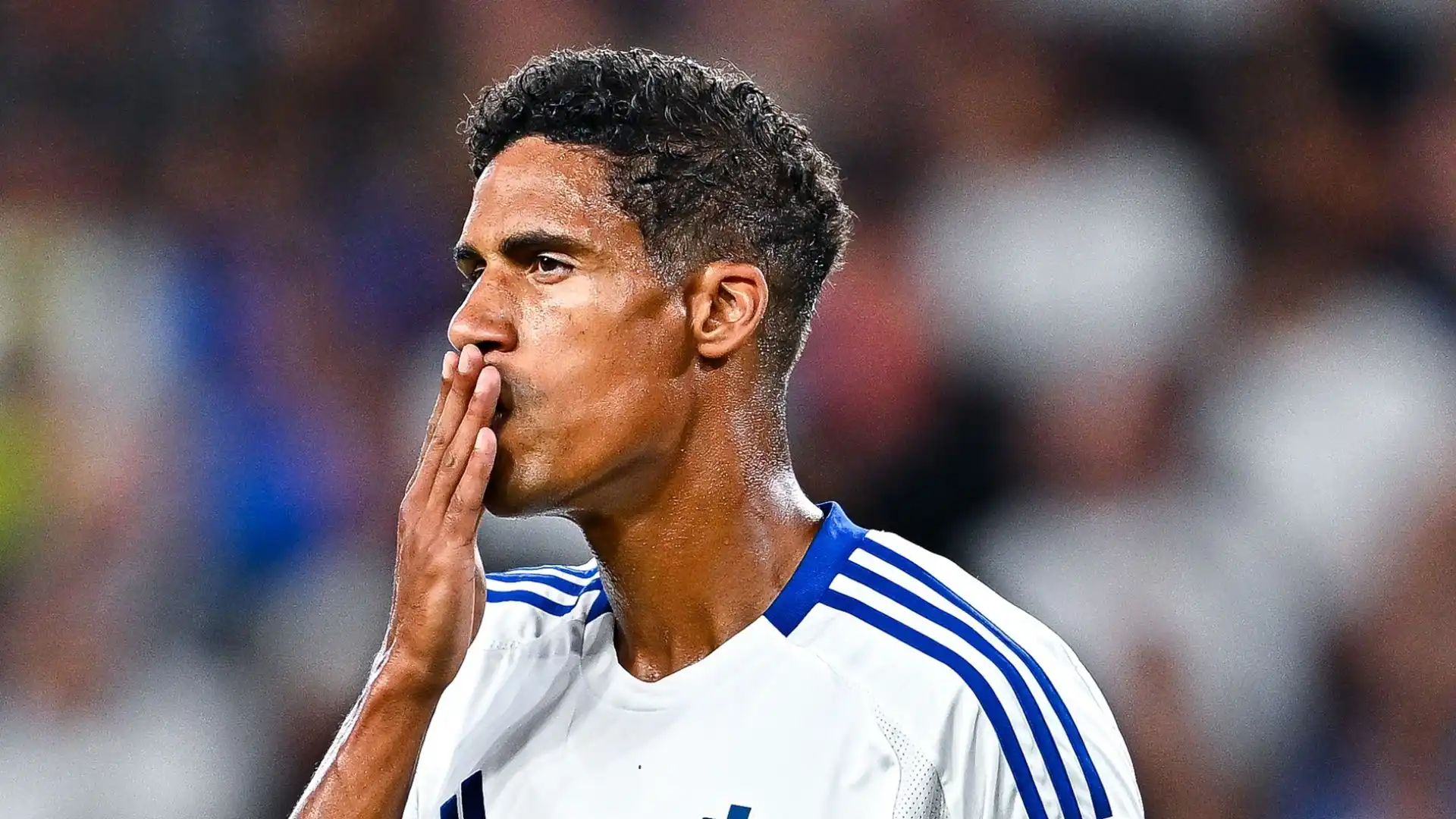 Raphael Varane ha però sorpreso i tifosi: "Resterò a Como"